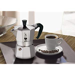 Cafetière italienne Bialetti et sa tasse de café