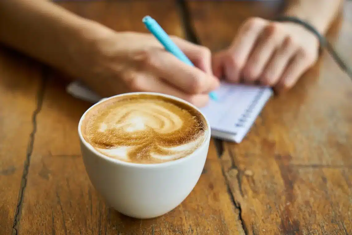 prise de notes et tasse de café