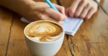 prise de notes et tasse de café