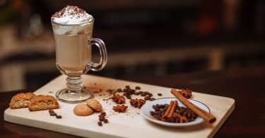 café au chocolat et petits gâteaux