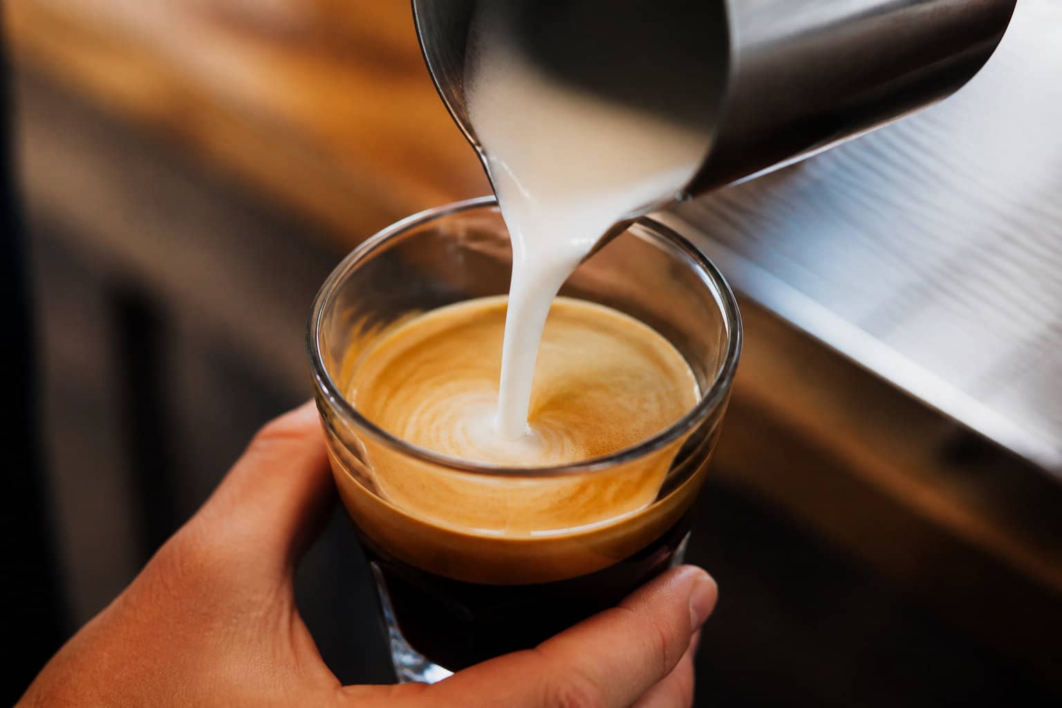 Préparations lactées : buse manuelle ou carafe automatique ?