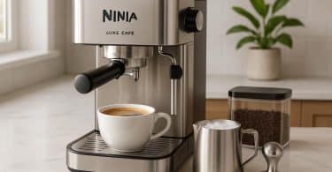 devenez barista chez vous avec la machine à espresso ninja luxe café : préparez des cafés dignes des professionnels facilement et rapidement.