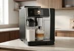 Machine à café expresso Philips LatteGo 5400 préparant un latte dans une cuisine moderne.