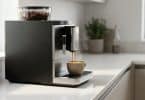 Machine à espresso noire moderne versant du café chaud dans une tasse posée sur un plan de travail.