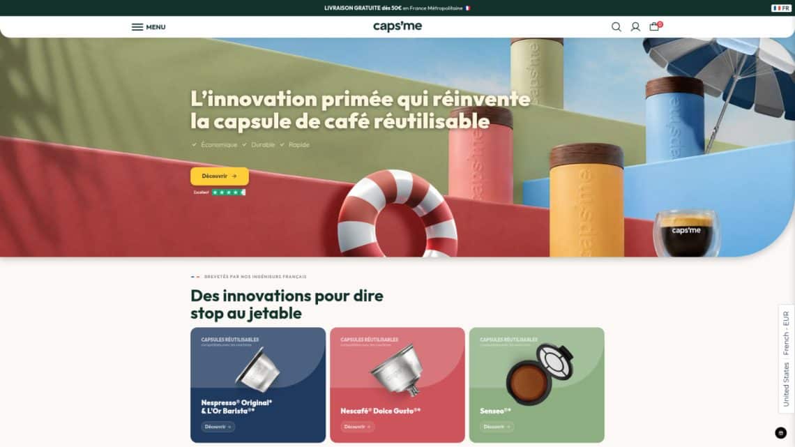 Page d'accueil du site Caps'me pr&eacute;sentant des capsules de caf&eacute; r&eacute;utilisables color&eacute;es dans un d&eacute;cor estival.