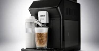 Machine à café à grain De'Longhi Eletta Explore noire préparant un café glacé avec mousse de lait.
