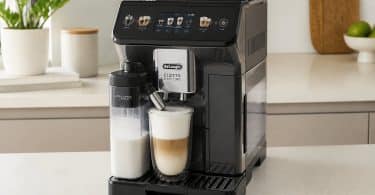 Machine à café à grain De'Longhi Eletta Explore préparant un latte macchiato dans une cuisine moderne.
