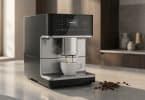 Machine à café à grain Miele moderne et élégante en inox coulant un expresso chaud dans une tasse blanche.