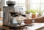 Une machine à expresso Sage en inox préparant un cappuccino sur un comptoir de cuisine lumineux.