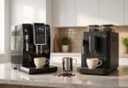 Les machines à café DeLonghi Dinamica Plus et Rivelia côte à côte sur un comptoir de cuisine moderne.
