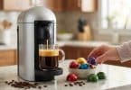 Une main choisit une capsule Starbucks colorée à côté d'une machine Nespresso Vertuo qui prépare un café.
