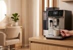 Machine à café automatique sur un comptoir dans un salon de coiffure moderne avec une main tenant une tasse.