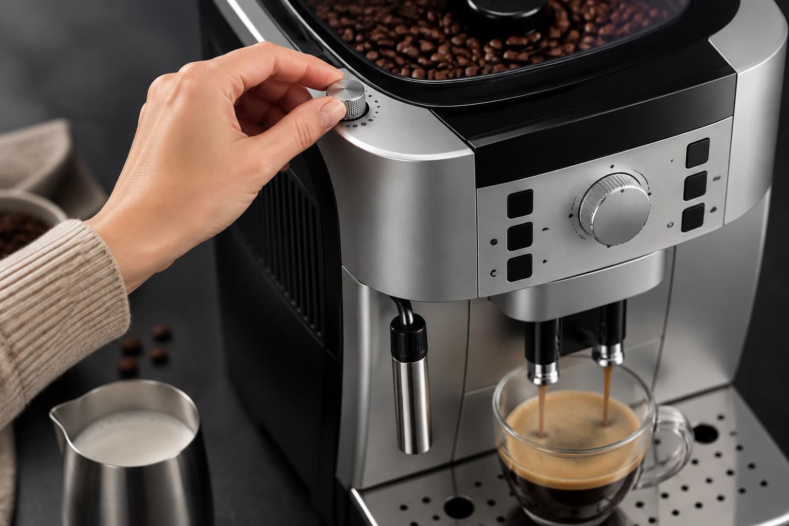 Une main tourne un bouton sur une machine à café en inox qui verse du café dans une tasse, avec un pot de lait à côté.